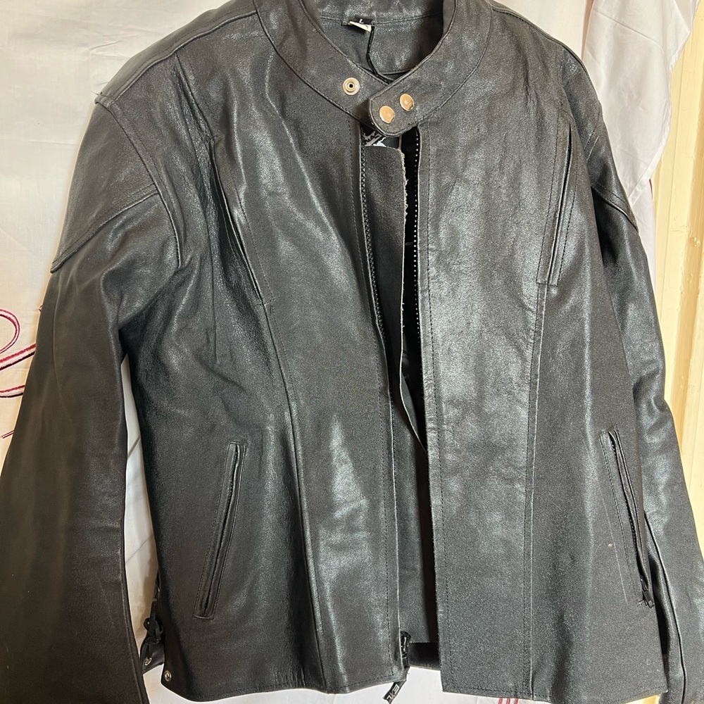 Motorcycles jacket 
Padded shoulders, elbows and back 
Fully armored thick lthr